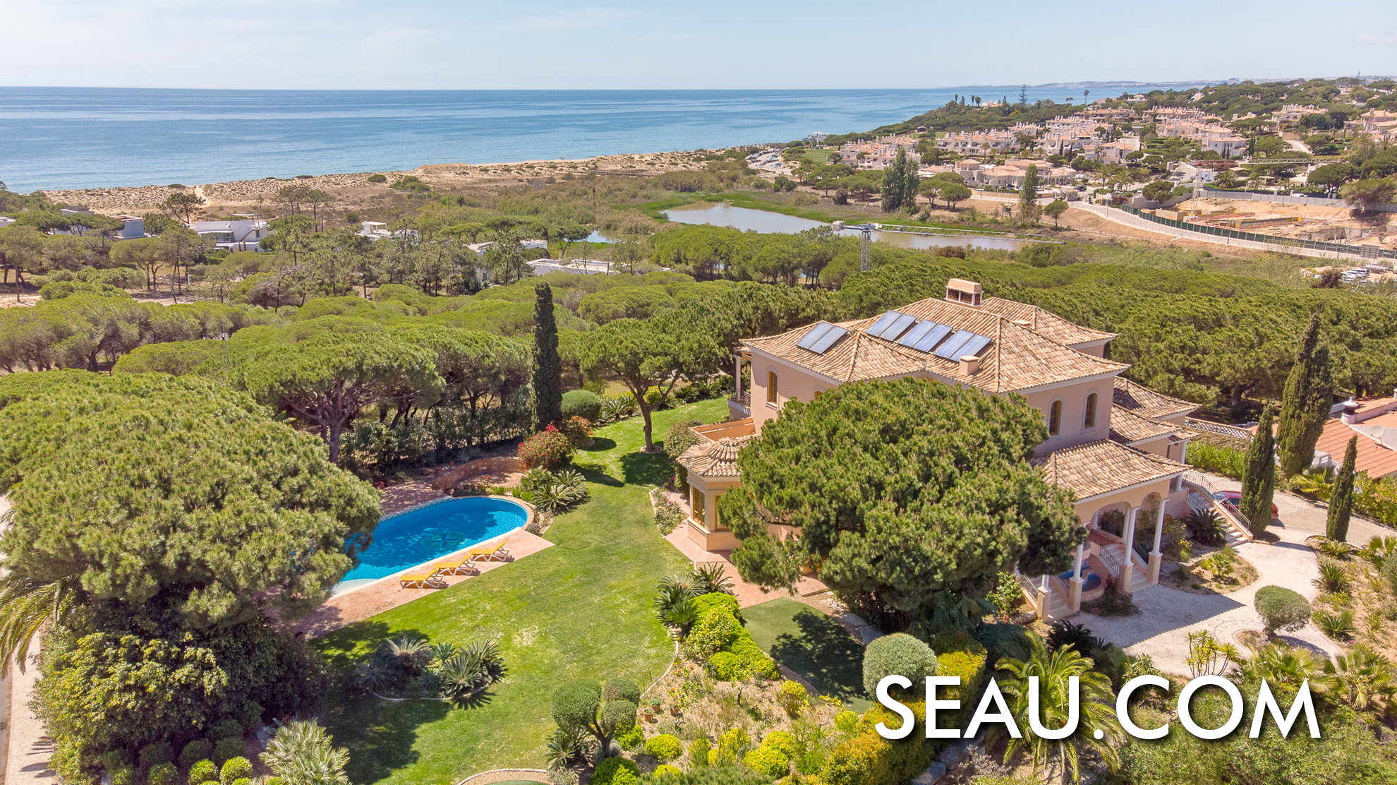 Emplacement spectaculaire pour vivre au Portugal, une villa avec vue sur la mer, en pleine nature dans la station balnéaire de Vale do Lobo, Algarve