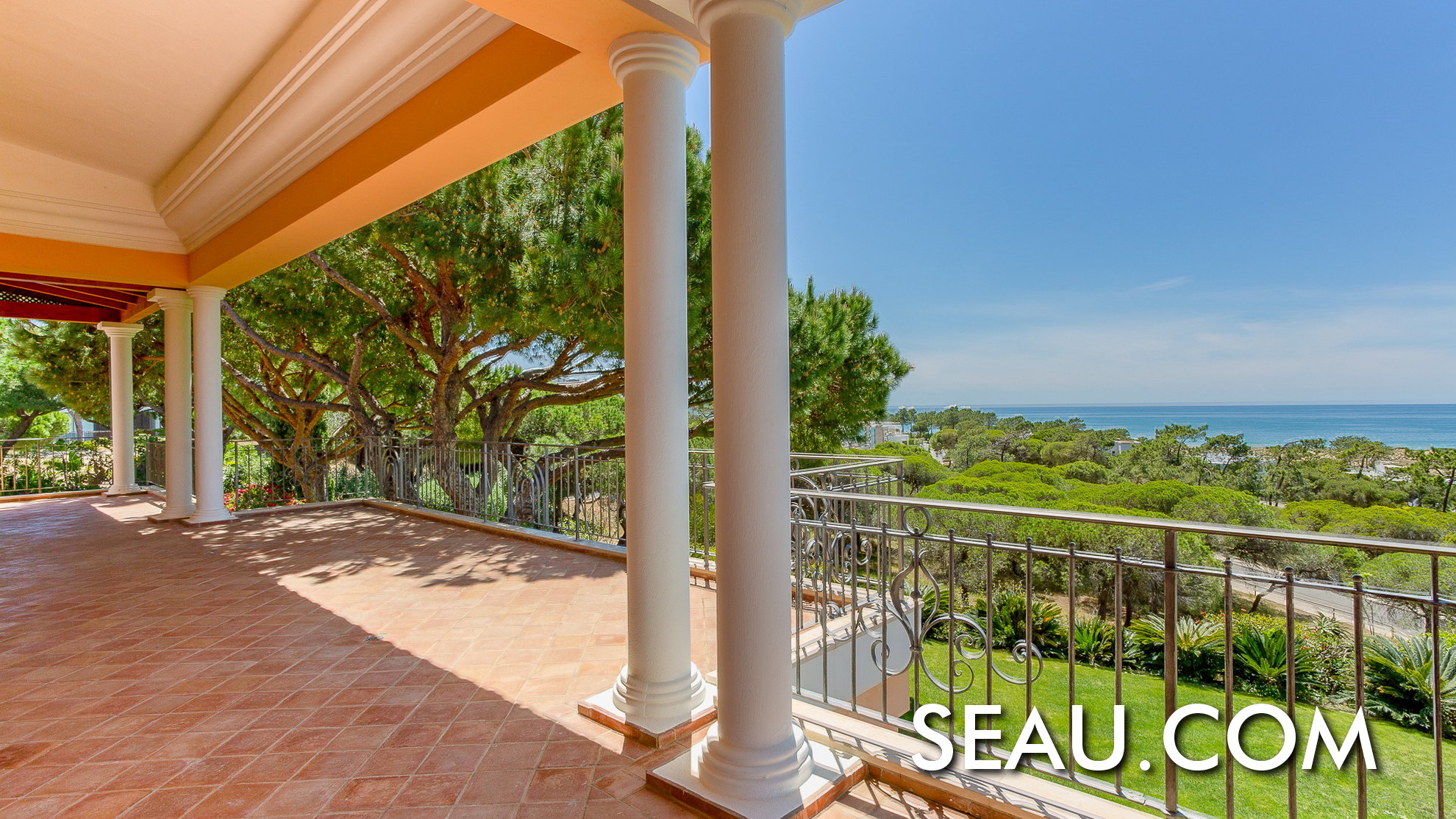 The view from the property is a unique feature, with a privileged location on a high point, with lots of green, beginning of the natural park of the Ria Formosa