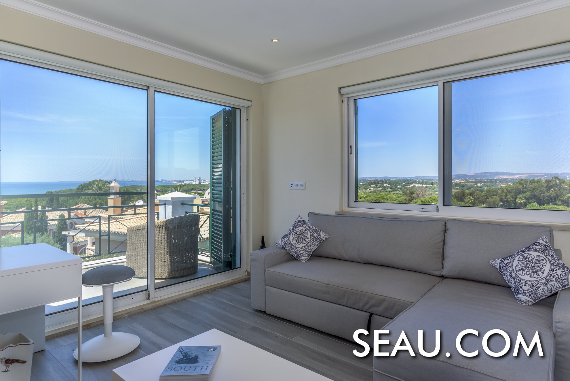 La sala de estar es parte del dormitorio principal. 300º vistas sobre el Algarve, con mar y montañas