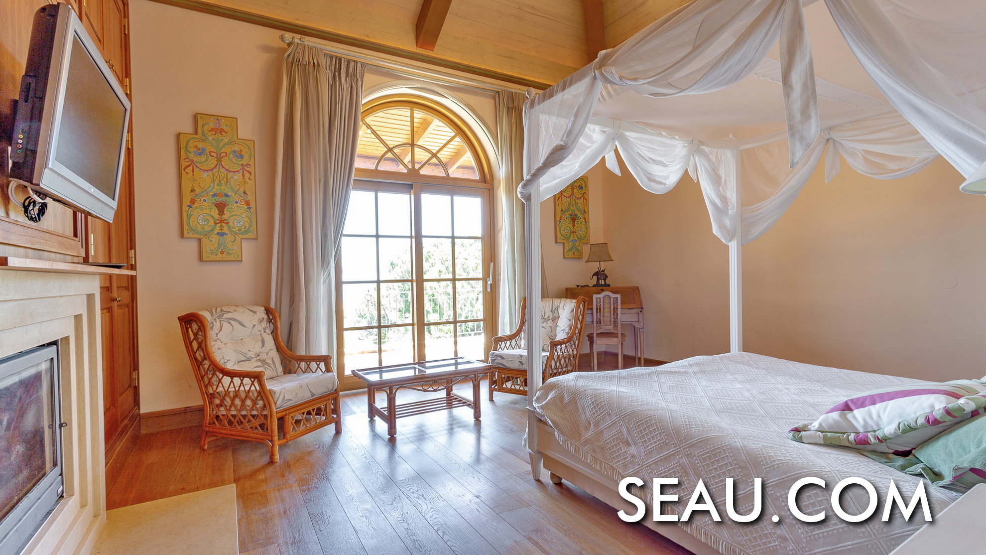 Os quartos en-suite no primeiro andar, com lareira, materiais em madeira natural, e acesso à varanda e vistas.