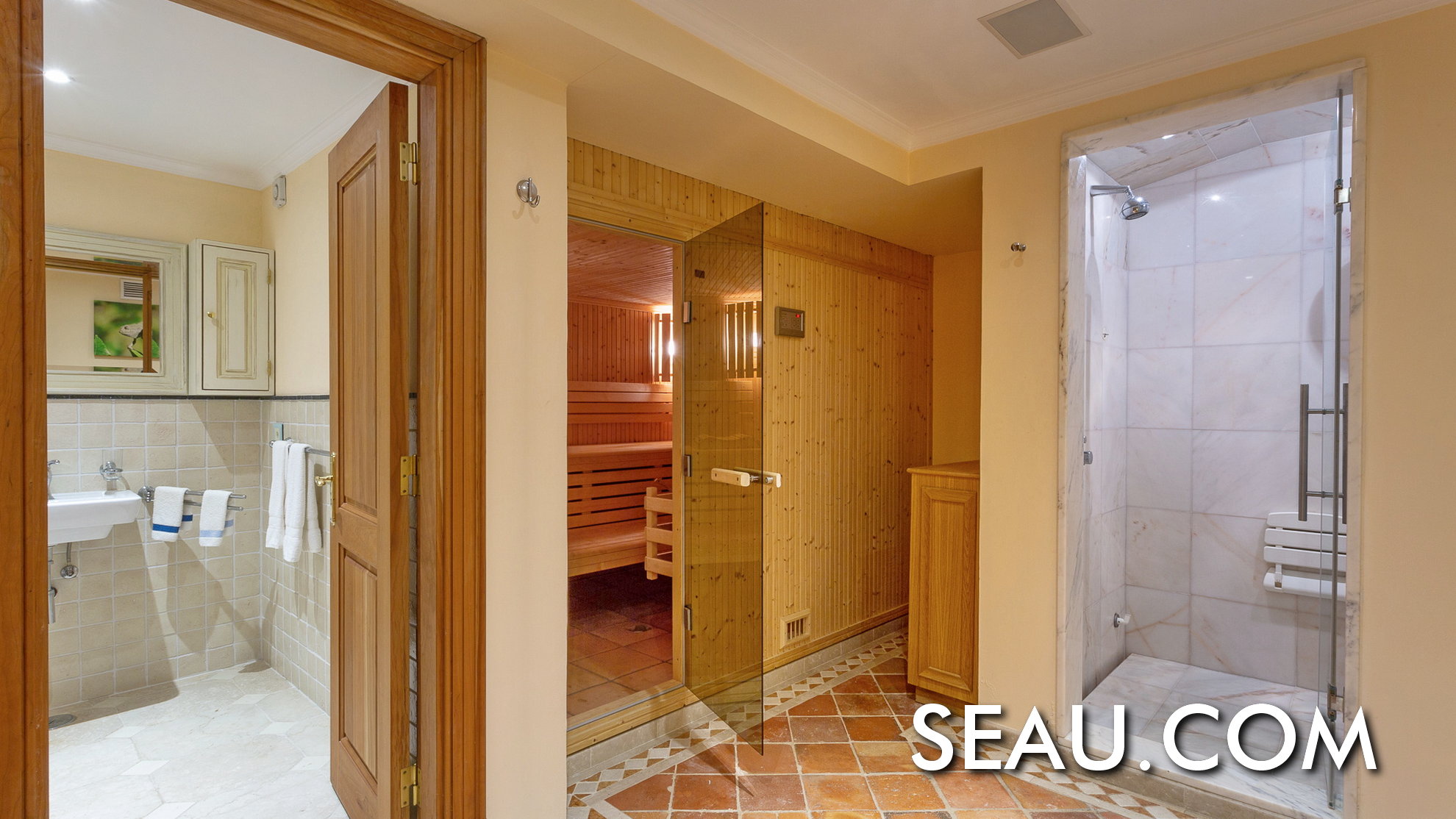 E uma casa de banho e um espaço de spa, com sala de banho turco e sauna.