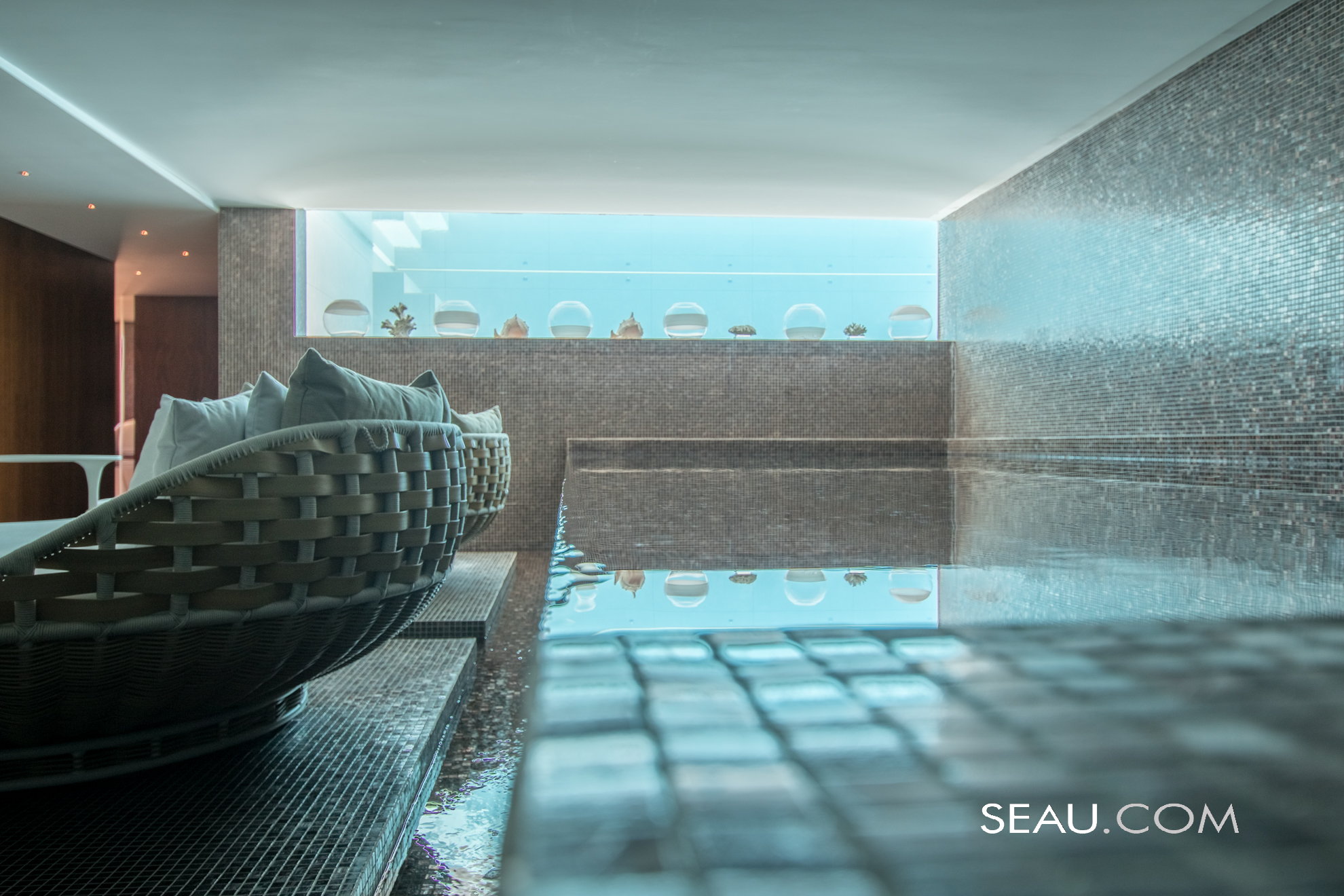 Espace Spa complet avec bain turc, sauna, piscine à débordement et salle de gym