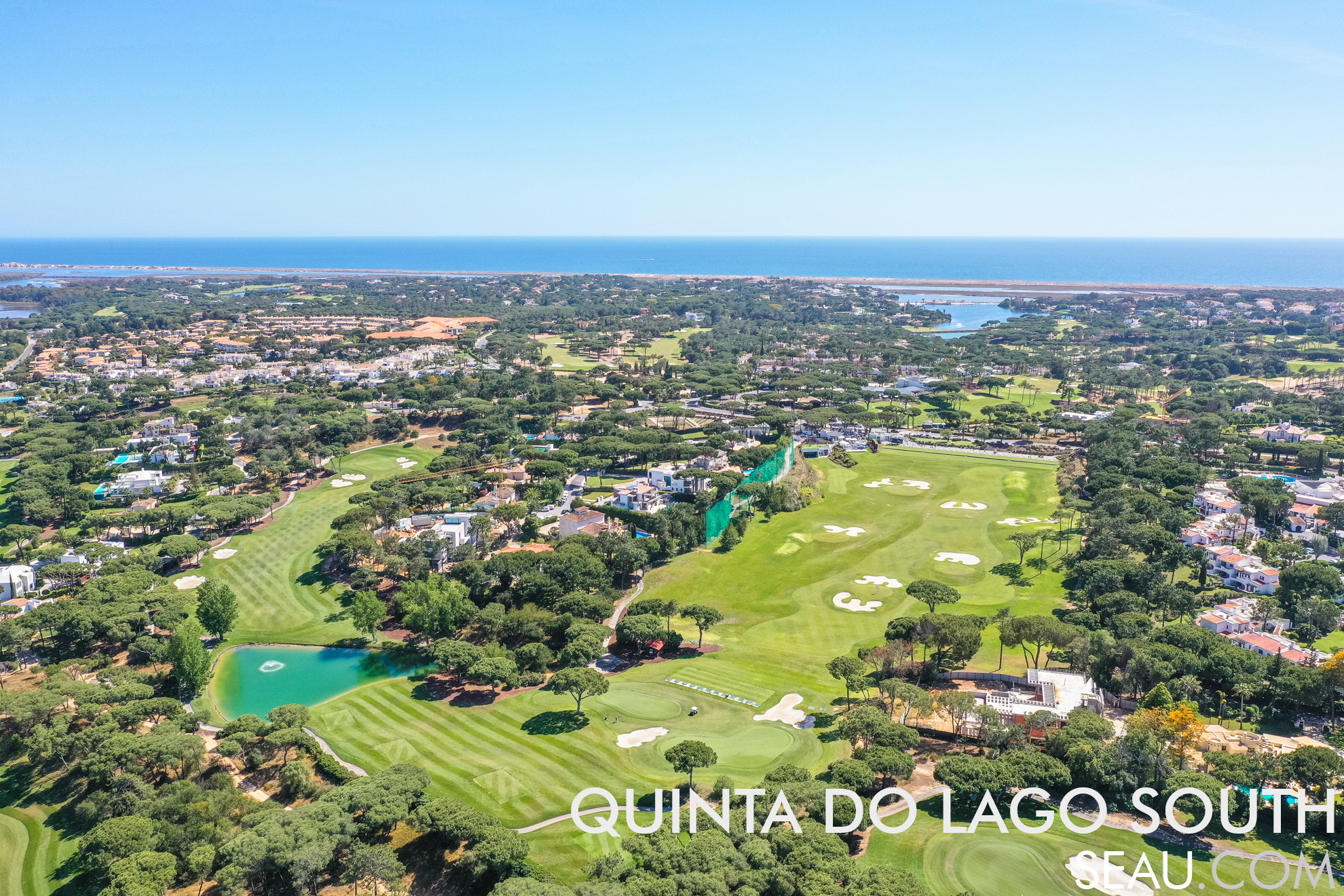 Quinta do Lago Sul is the Quinta do Lago area located south of the 4th roundabout, where we find the Quinta do Lago Sul golf course, the Quinta do Lago lake, the beach access bridge, and the Ria Formosa. In this image we can highlight the golf training course, the golf course, the houses, and some urbanizations in Quinta do Lago. In the background we see the lake and the sea