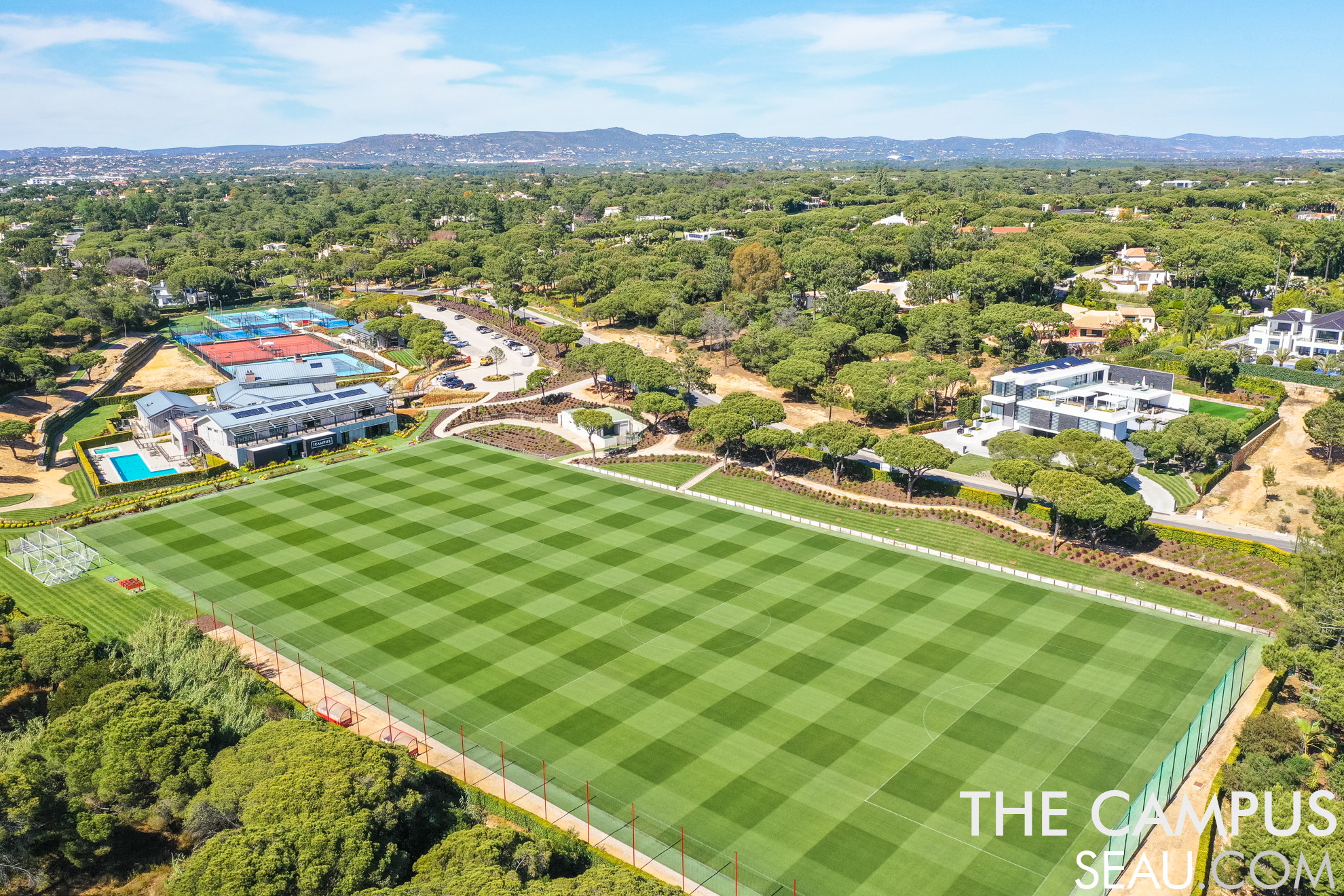 The "The Campus" Quinta do Lago gym is a high performance training center for professional and amateur athletes. With high-end sports infrastructures, The Campus is equipped with a football pitch, which can be adapted for other sports, tennis courts, paddle courts, swimming pools, gym with functional machines, training rooms for groups, and other services .